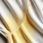 Gelbe Flecken unter den Armen: Ursachen und Möglichkeiten der Entfernung
