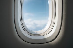 Das kleine Loch im Flugzeugfenster sorgt für Druckausgleich und verhindert Beschlagen – wichtig für Sicherheit und Komfort beim Fliegen