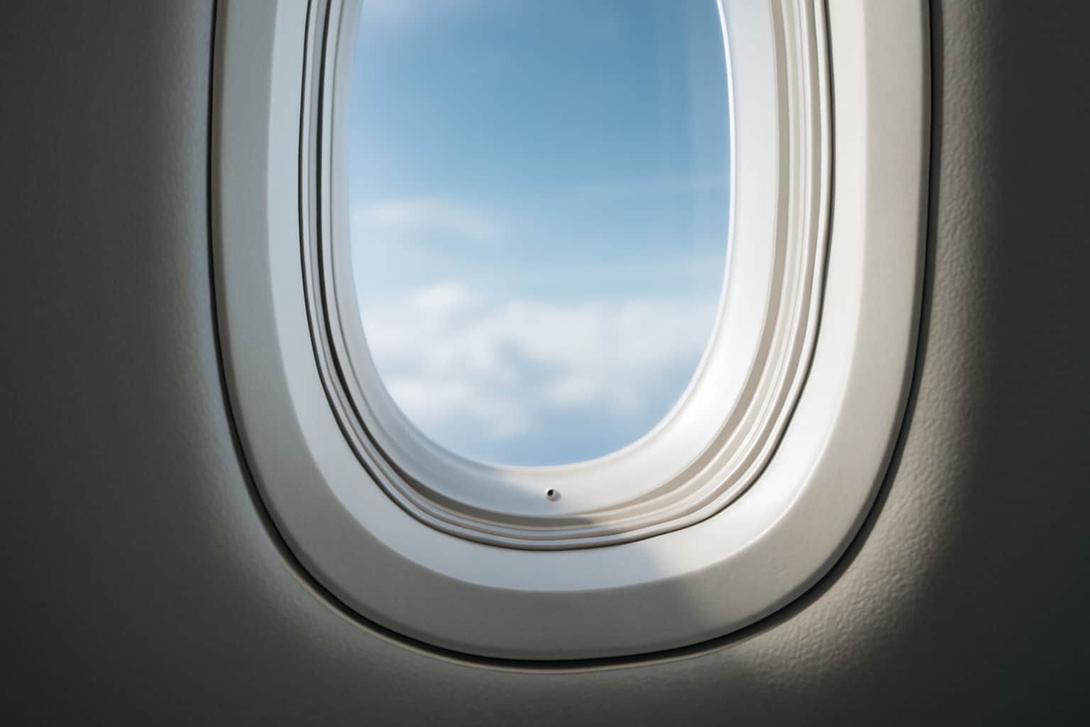 Das kleine Loch im Flugzeugfenster sorgt für Druckausgleich und verhindert Beschlagen – wichtig für Sicherheit und Komfort beim Fliegen