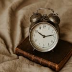 Zu spät im Traum? Das kann auf Stress, Ängste oder Veränderungen im Leben hindeuten. Lesen Sie, was dahinter steckt und was es bedeutet