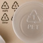 Was bedeuten die Symbole auf Kunststoffgeschirr – und welches sollte man vermeiden?