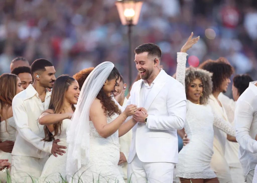 Ślub w trakcie show Super Bowl: Bad Bunny zaskakuje, a Lady Gaga śpiewa dla pary – wideo