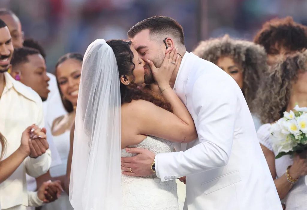 Ślub w trakcie show Super Bowl: Bad Bunny zaskakuje, a Lady Gaga śpiewa dla pary – wideo