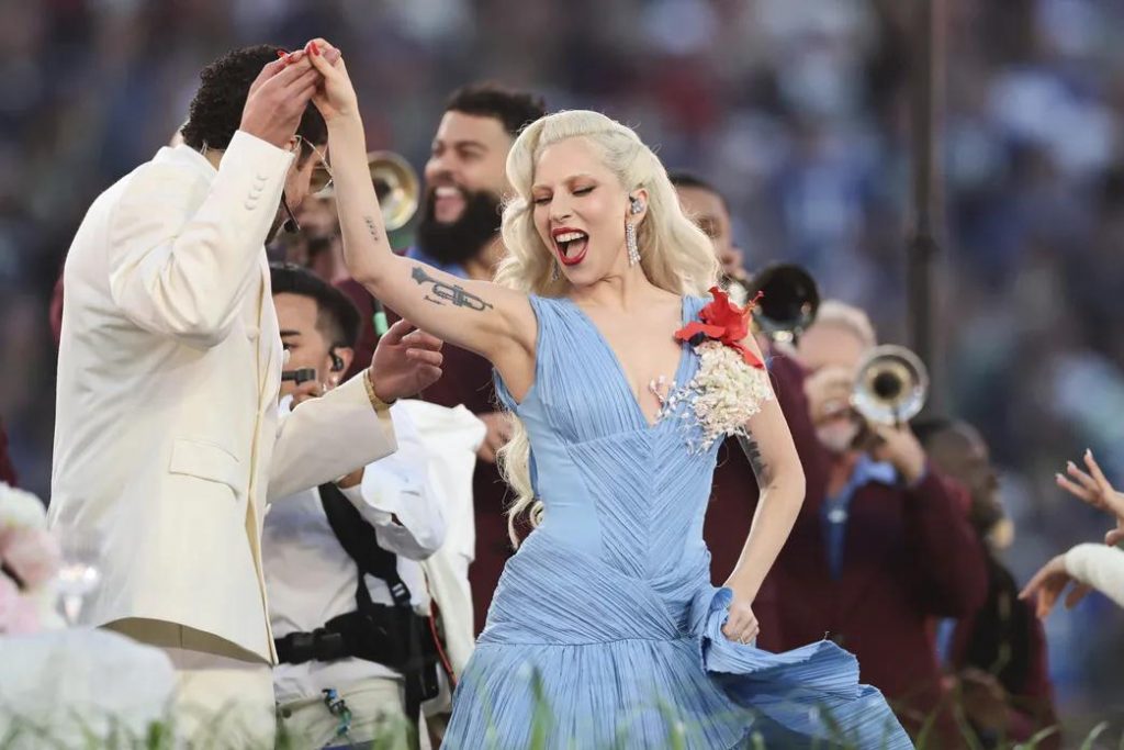 Ślub w trakcie show Super Bowl: Bad Bunny zaskakuje, a Lady Gaga śpiewa dla pary – wideo