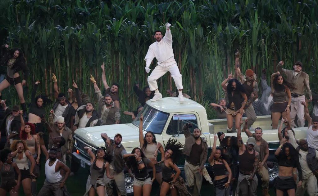 Ślub w trakcie show Super Bowl: Bad Bunny zaskakuje, a Lady Gaga śpiewa dla pary – wideo